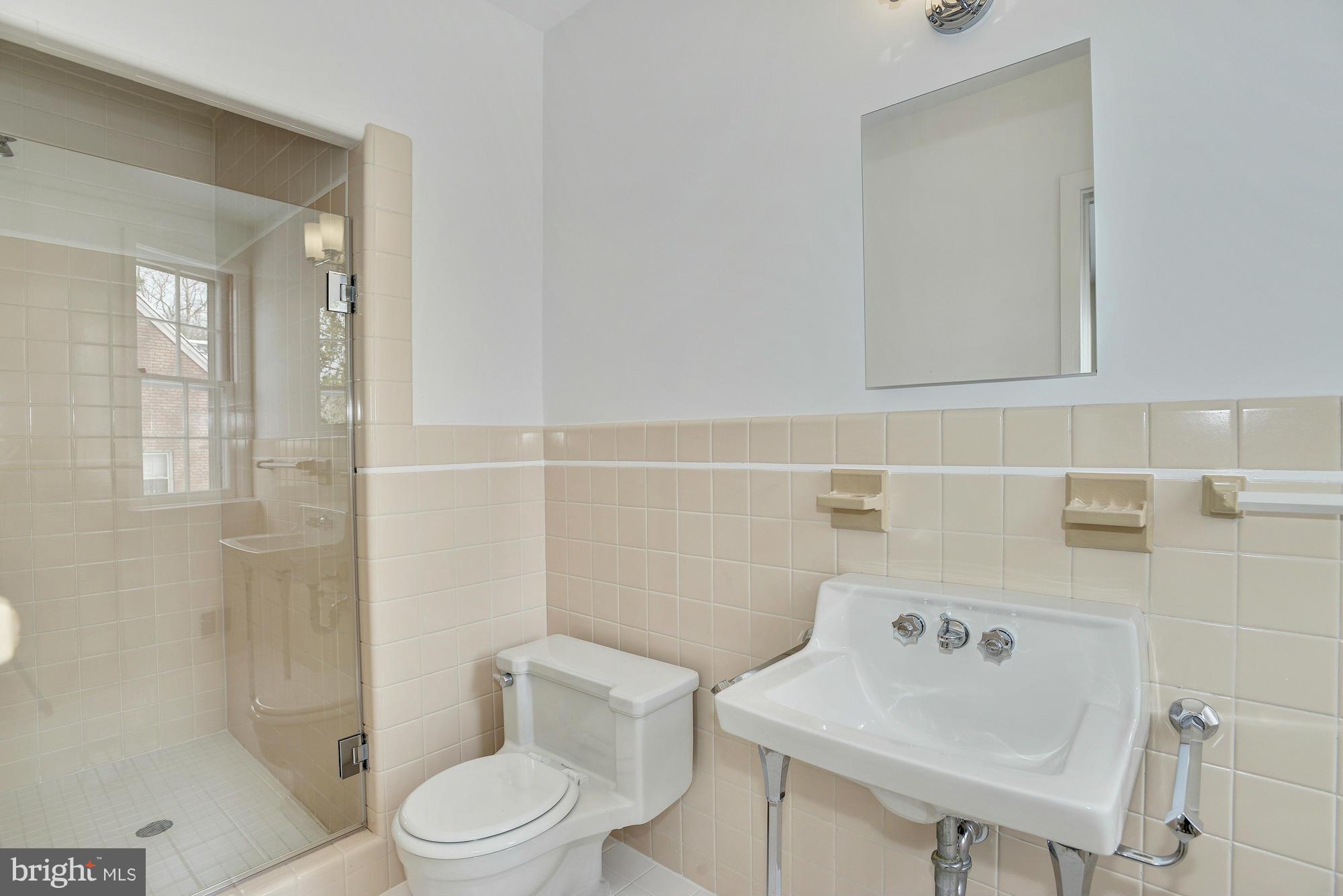 5039 Overlook Road Northwest Washington, DC 20016 - Photo 15 of 30 Bath (Master)