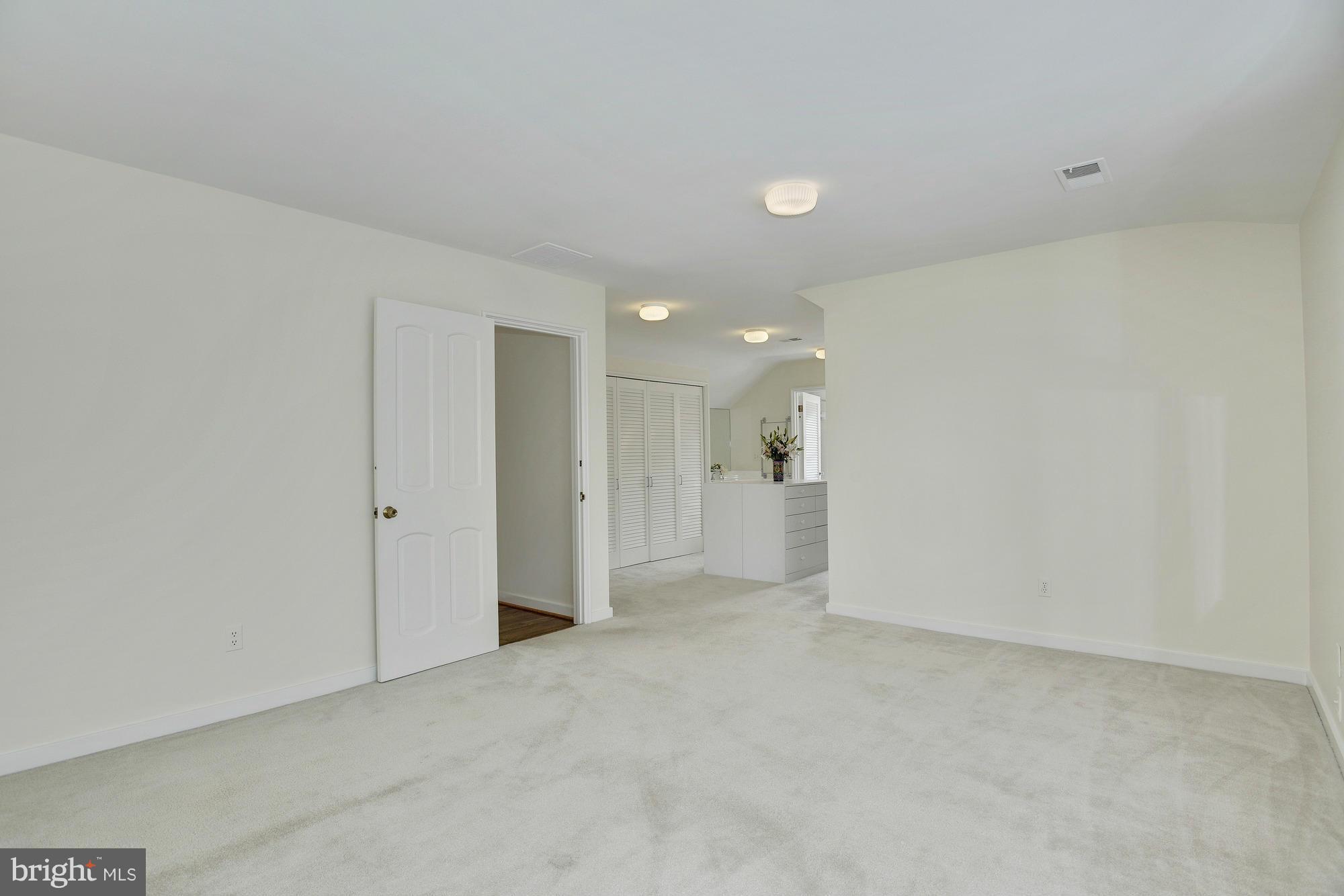 5039 Overlook Road Northwest Washington, DC 20016 - Photo 17 of 30 Second floor master