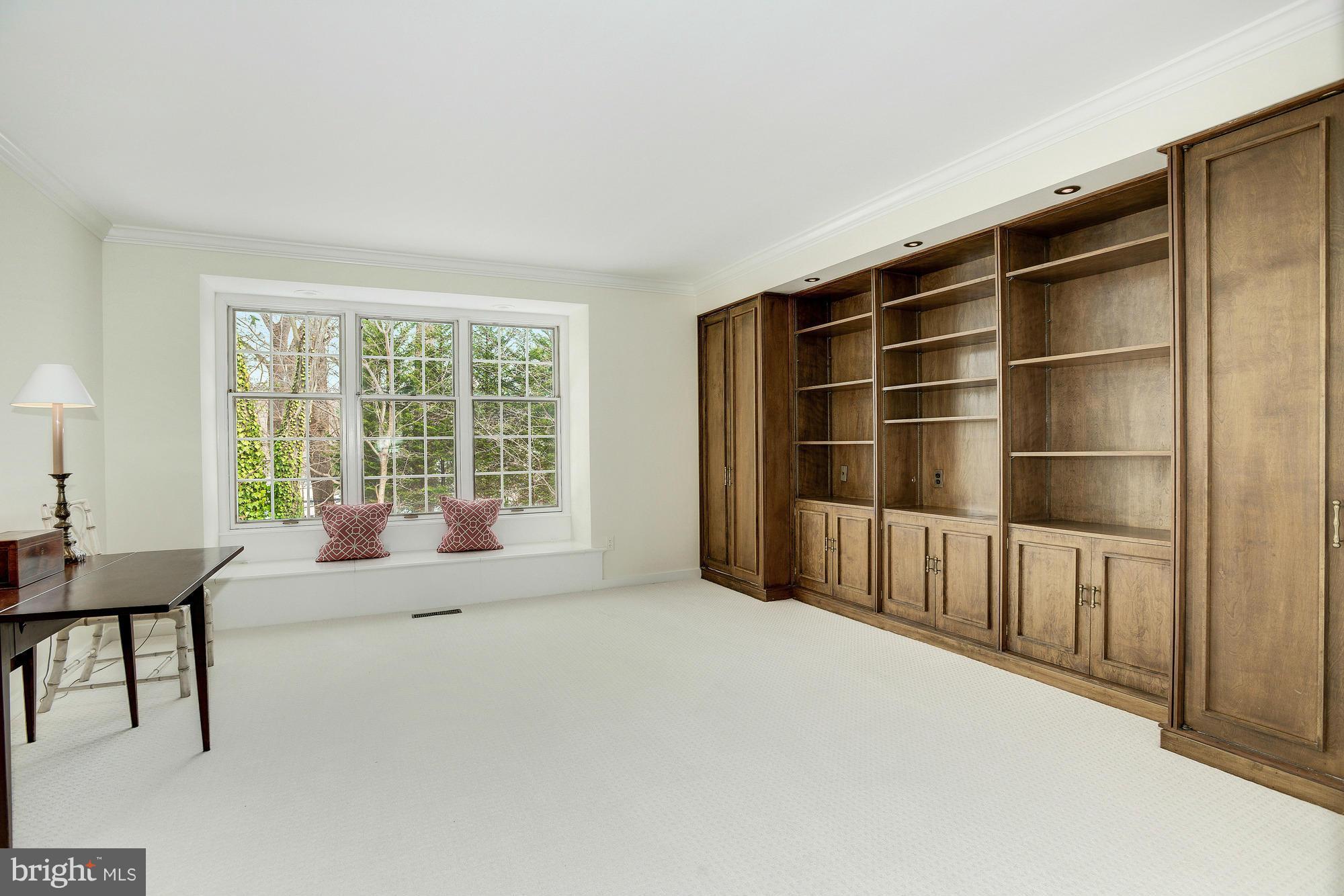 5039 Overlook Road Northwest Washington, DC 20016 - Photo 9 of 30 Library/Den