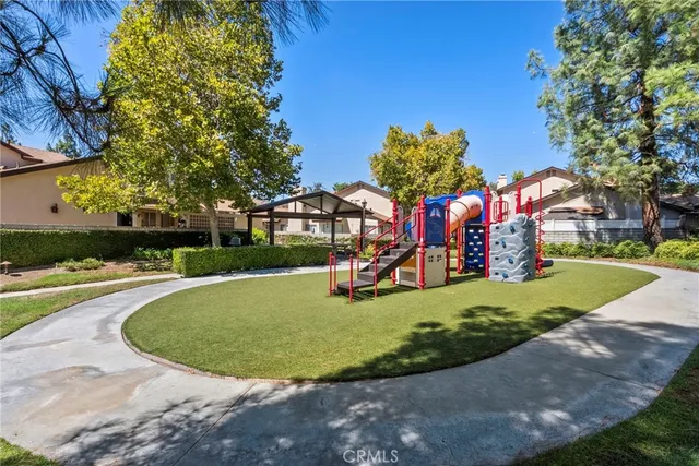 a view of statue in front of house