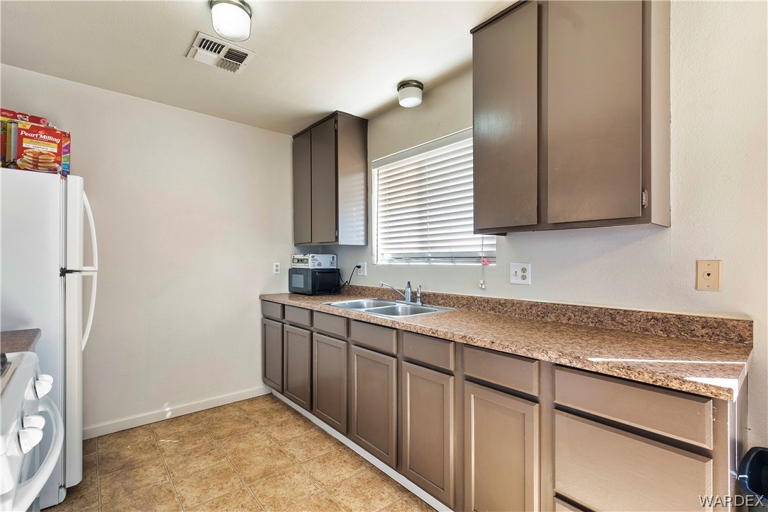 2197 Riviera Boulevard Bullhead City, AZ 86442 - Photo 19 of 34 Kitchen