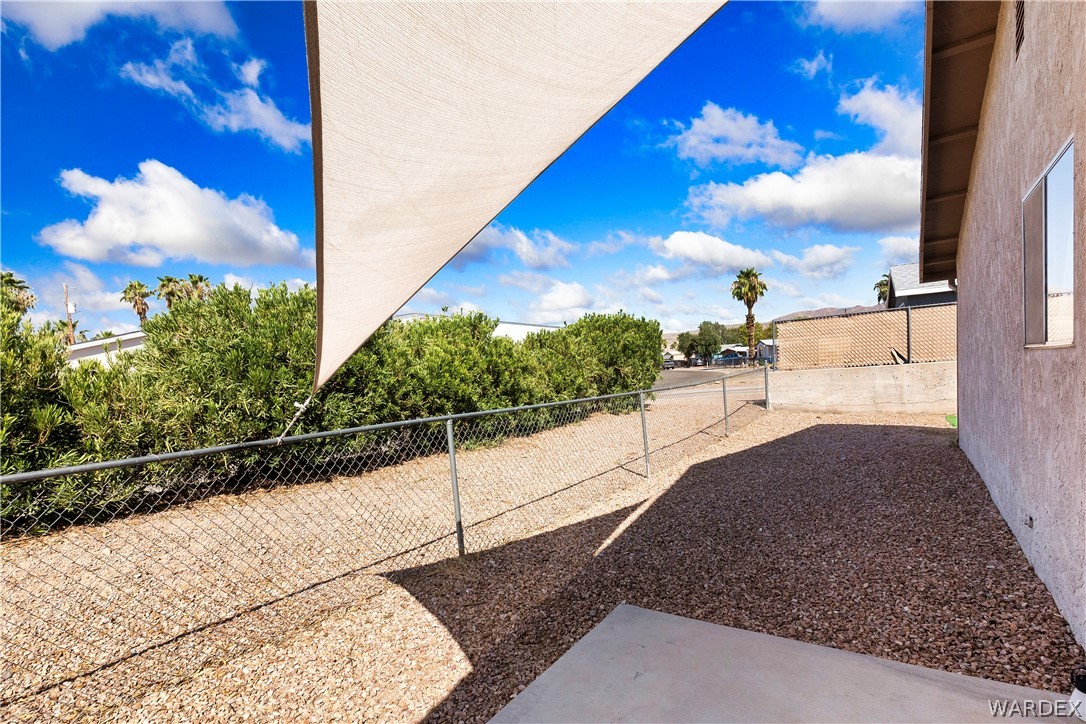 2197 Riviera Boulevard Bullhead City, AZ 86442 - Photo 28 of 34 Yard