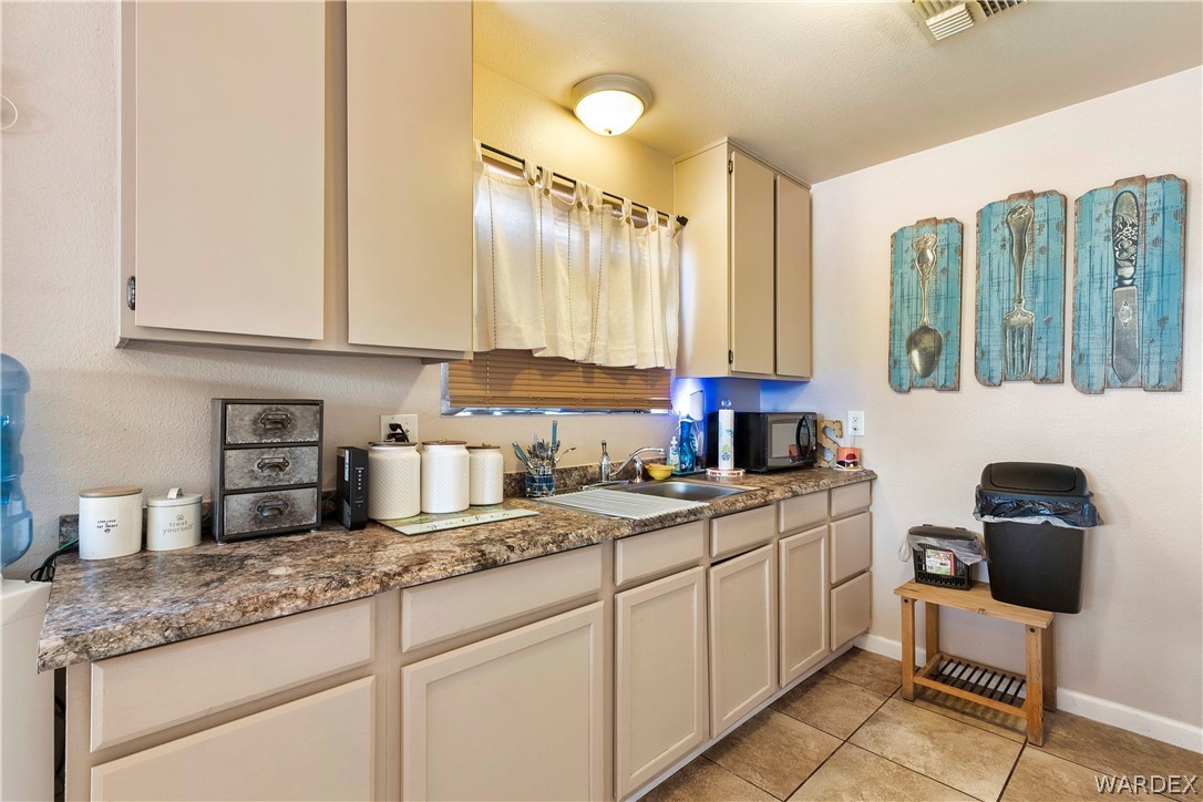 2197 Riviera Boulevard Bullhead City, AZ 86442 - Photo 8 of 34 Kitchen
