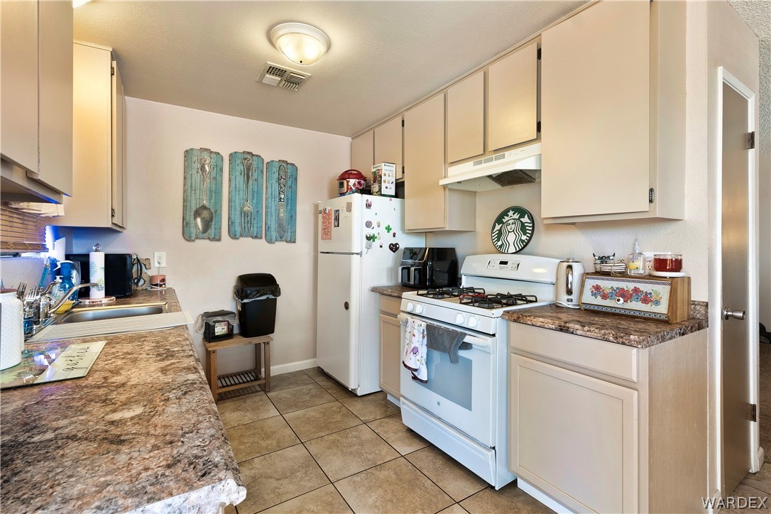 2197 Riviera Boulevard Bullhead City, AZ 86442 - Photo 9 of 34 Kitchen