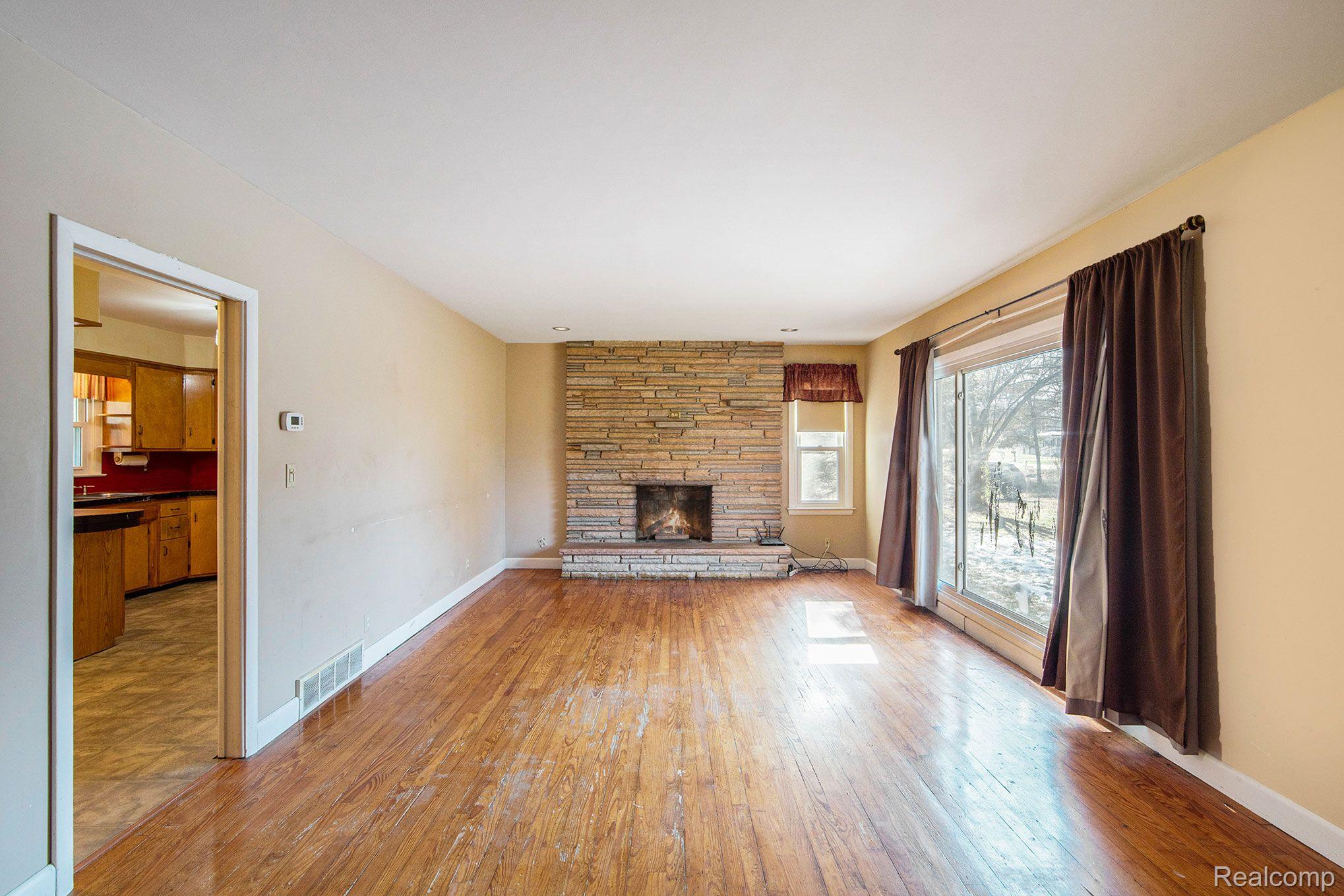 4275 Howe Road Grand Blanc, MI 48439 - Photo 9 of 24 Living Room_view 2