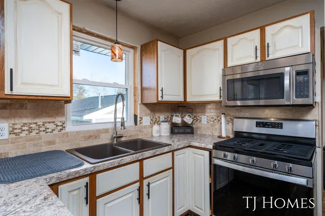 $374,800 | 4351 Hickory View Court, Wayland, MI 49348