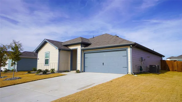 $2,100 | 404 Honey Locust Drive, Nevada, TX 75173
