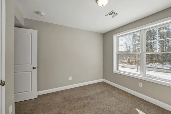 $2,200 | 259 Stage Road, Unit 4, Nottingham, NH 03290