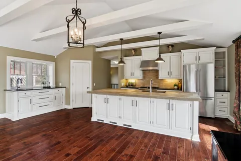 $925,000 | 635 Signal Hill Road, North Barrington, IL 60010