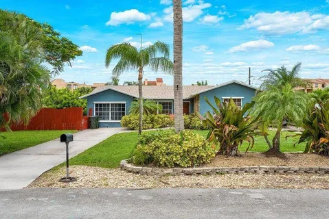 a front view of house with yard and entertaining space
