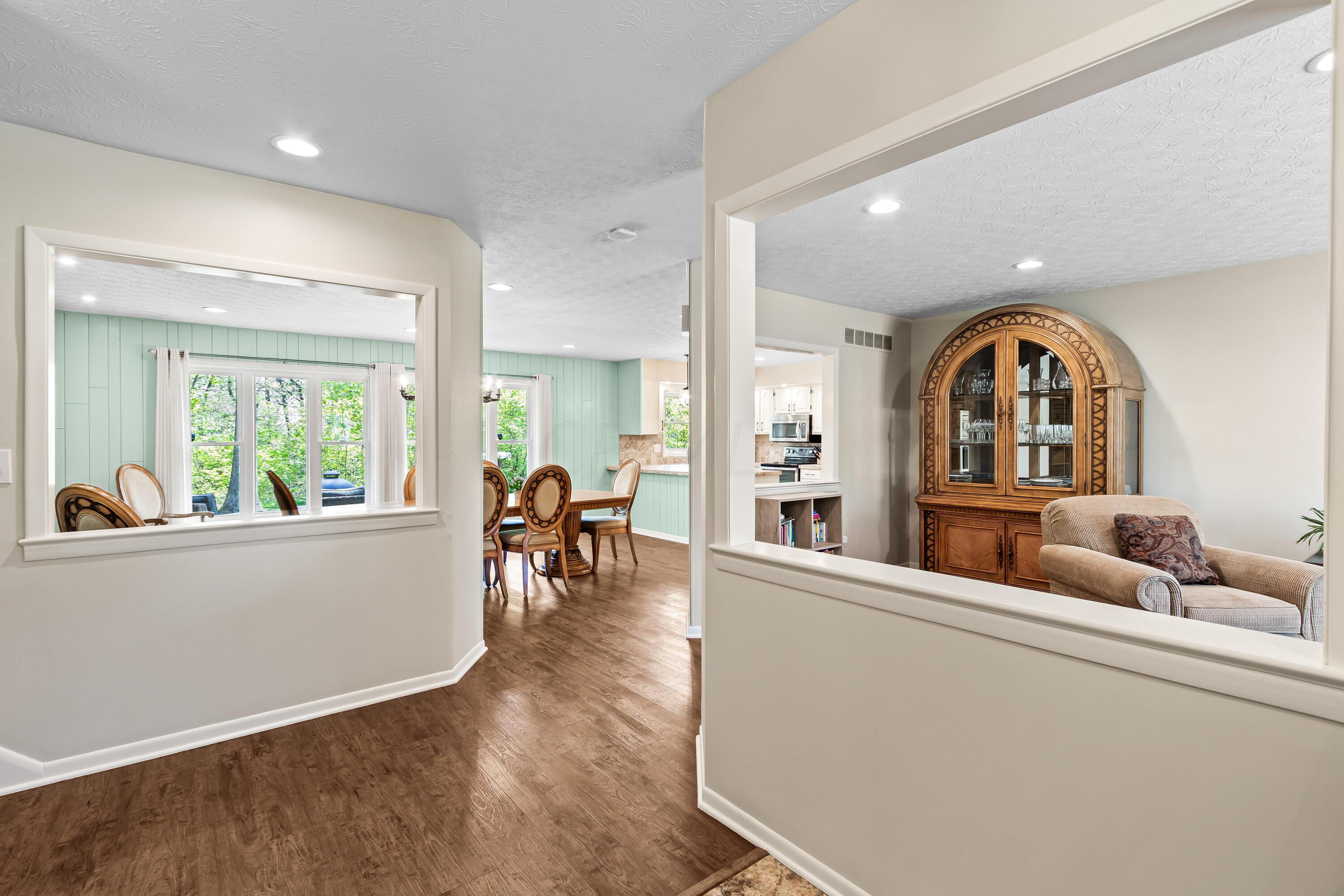 2844 Wildwood Road Columbus, OH 43231 - Photo 4 of 33