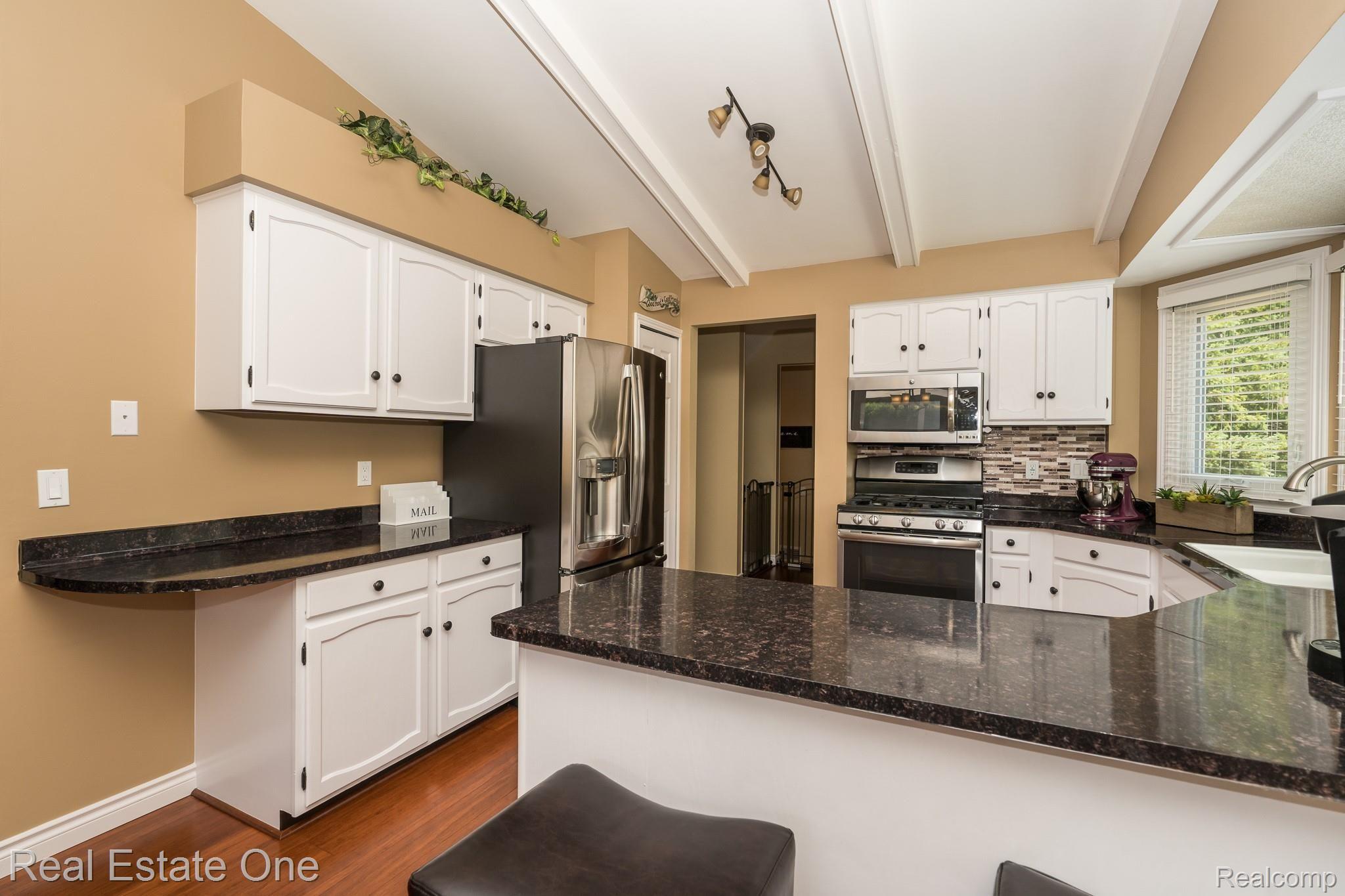 2090 Cumberland Road Rochester, MI 48307 - Photo 14 of 32 Cumberland MLS-W008.jpg