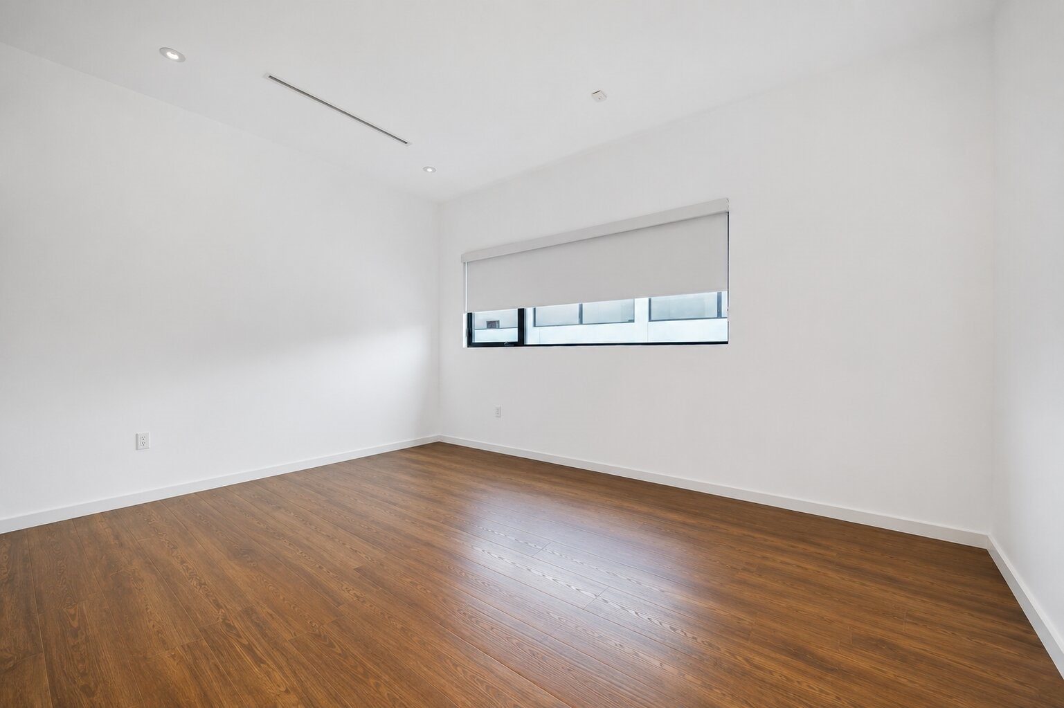 1527 Indiana Street Houston, TX 77006 - Photo 24 of 30 Secondary bedroom - a spacious room featuring wood flooring, walk-in closet and en-suite bath.
