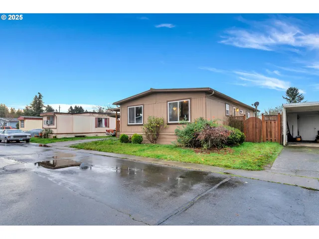 a view of a house with backyard and garden