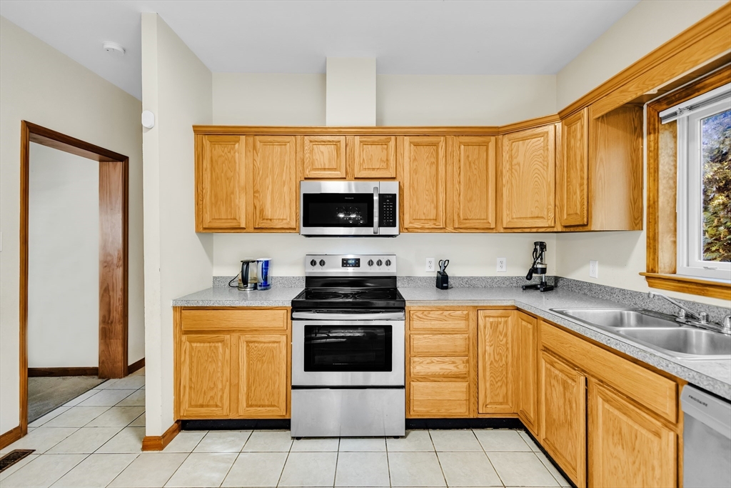 21 Arrowsic Street Worcester, MA 01606 - Photo 3 of 25