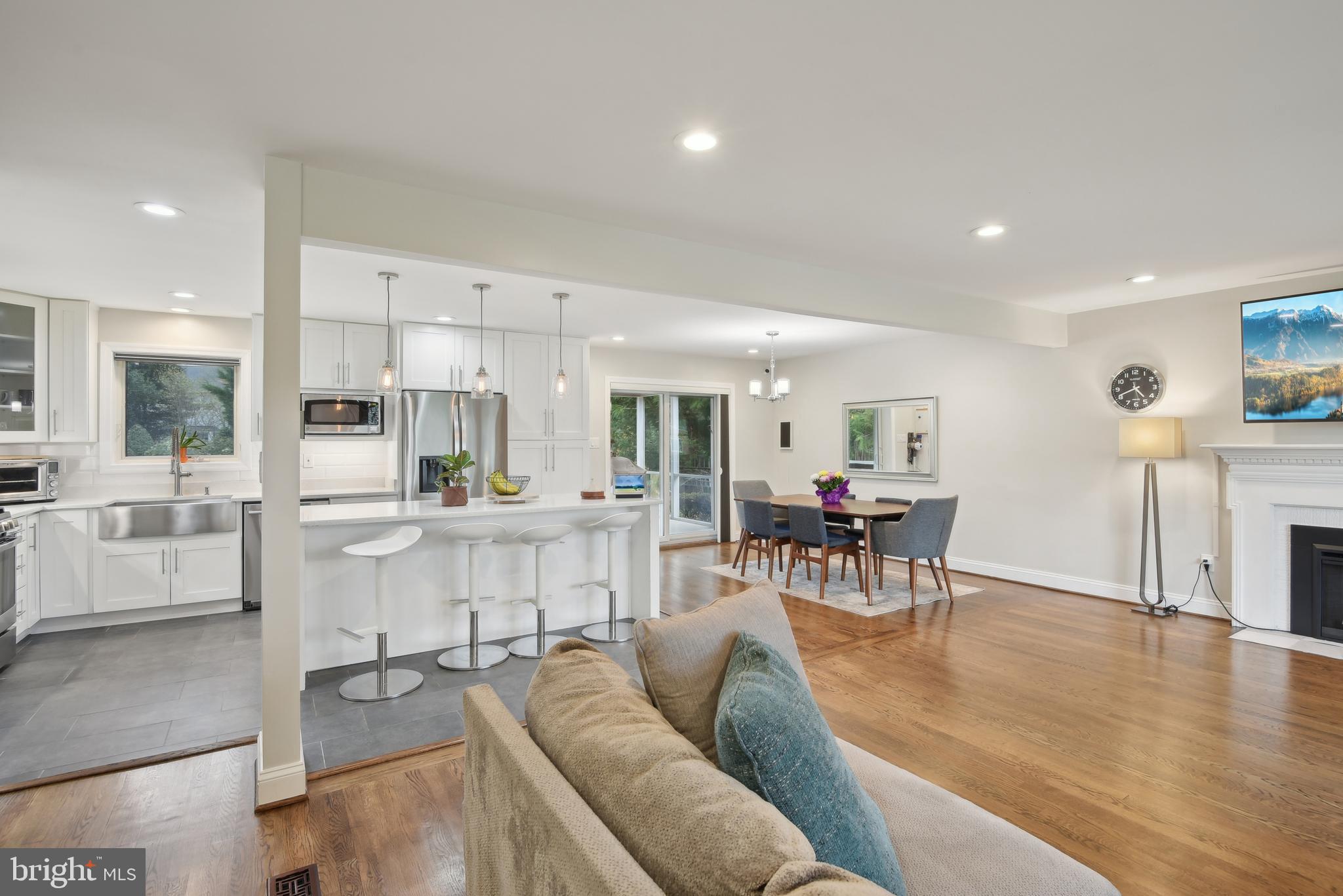 505 Devonshire Drive Northeast Vienna, VA 22180 - Photo 5 of 46 a living room with furniture and a table