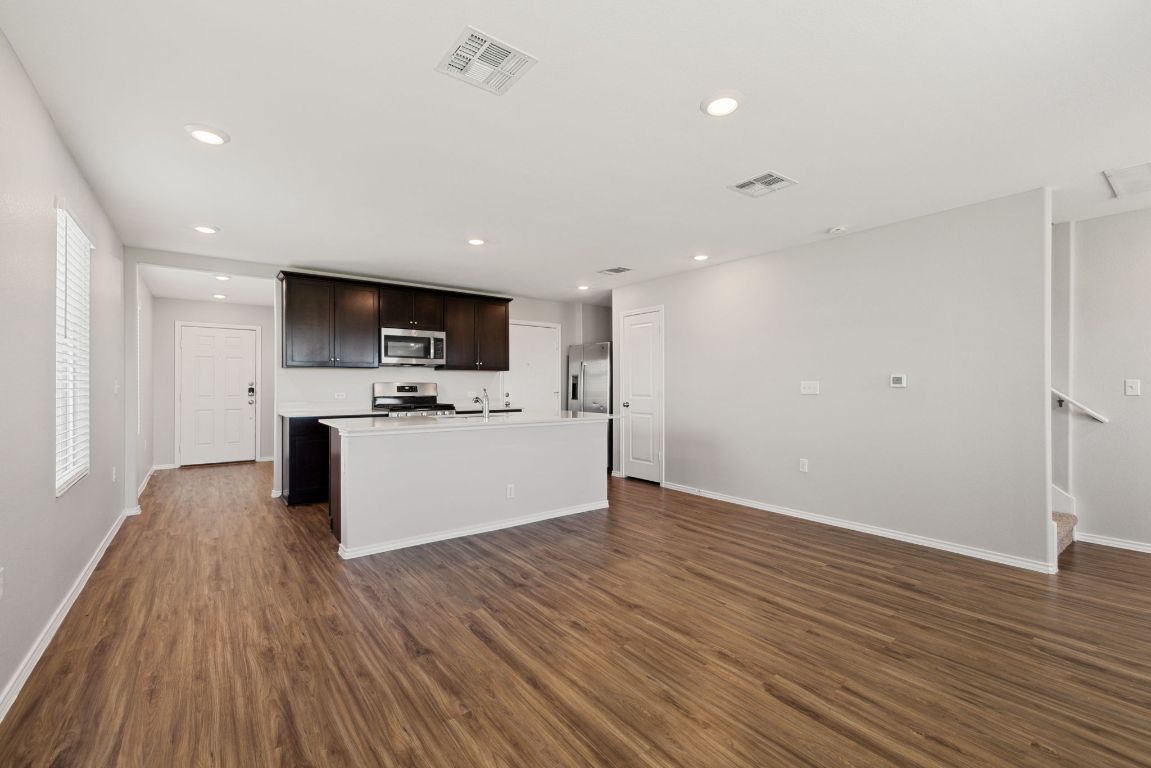 12101 Short Leaf Path Del Valle, TX 78617 - Photo 6 of 31