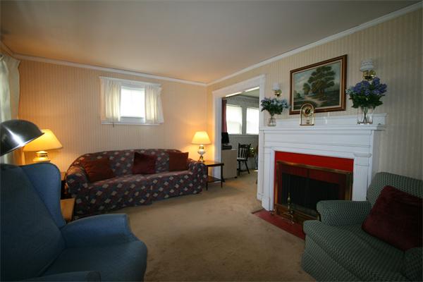 4 Chetwynd Road Cambridge, MA 02140 - Photo 2 of 5
