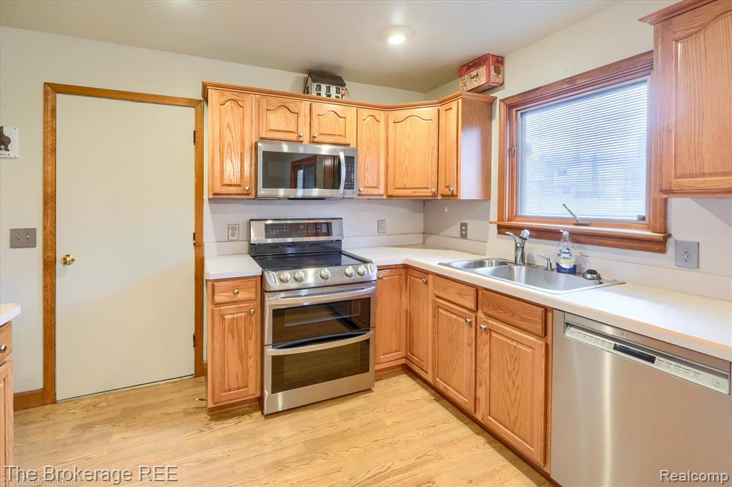 418 Windmill Point Drive Flushing, MI 48433 - Photo 9 of 28