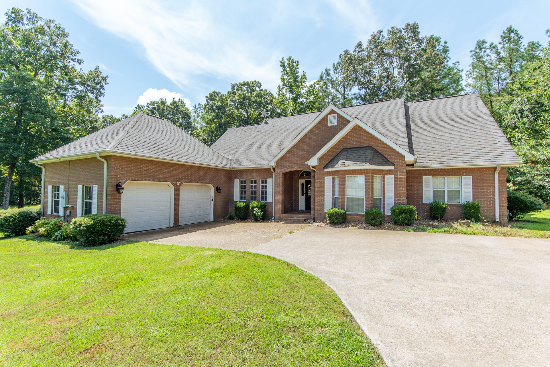 915 Cliffview Road Bolivar, TN 38008 - Photo 20 of 89 a front view of a house with a yard and garage