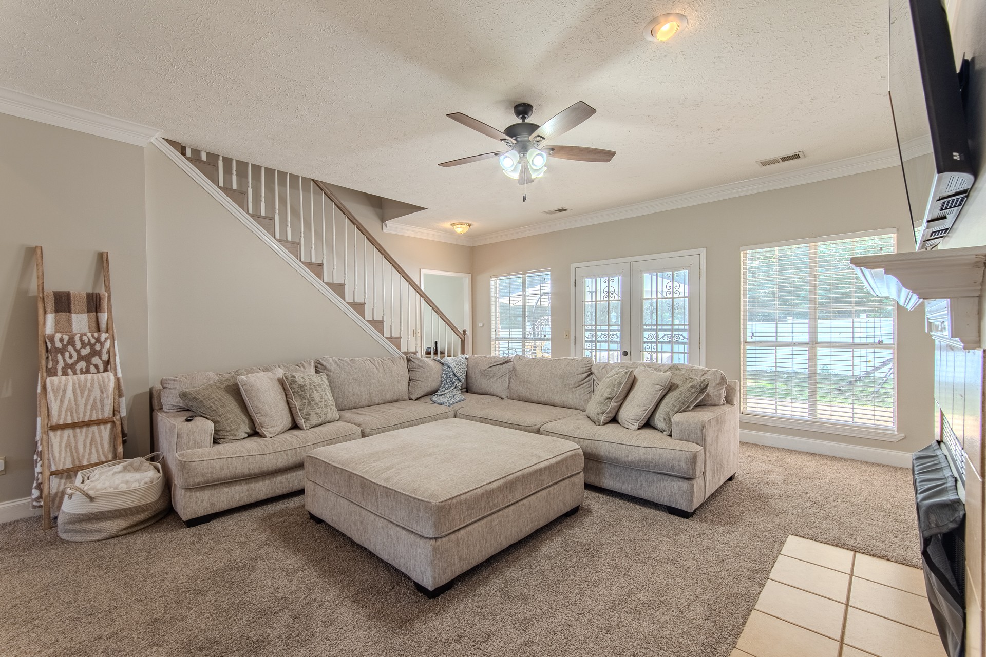 915 Cliffview Road Bolivar, TN 38008 - Photo 32 of 89 a living room with furniture ceiling fan and a rug