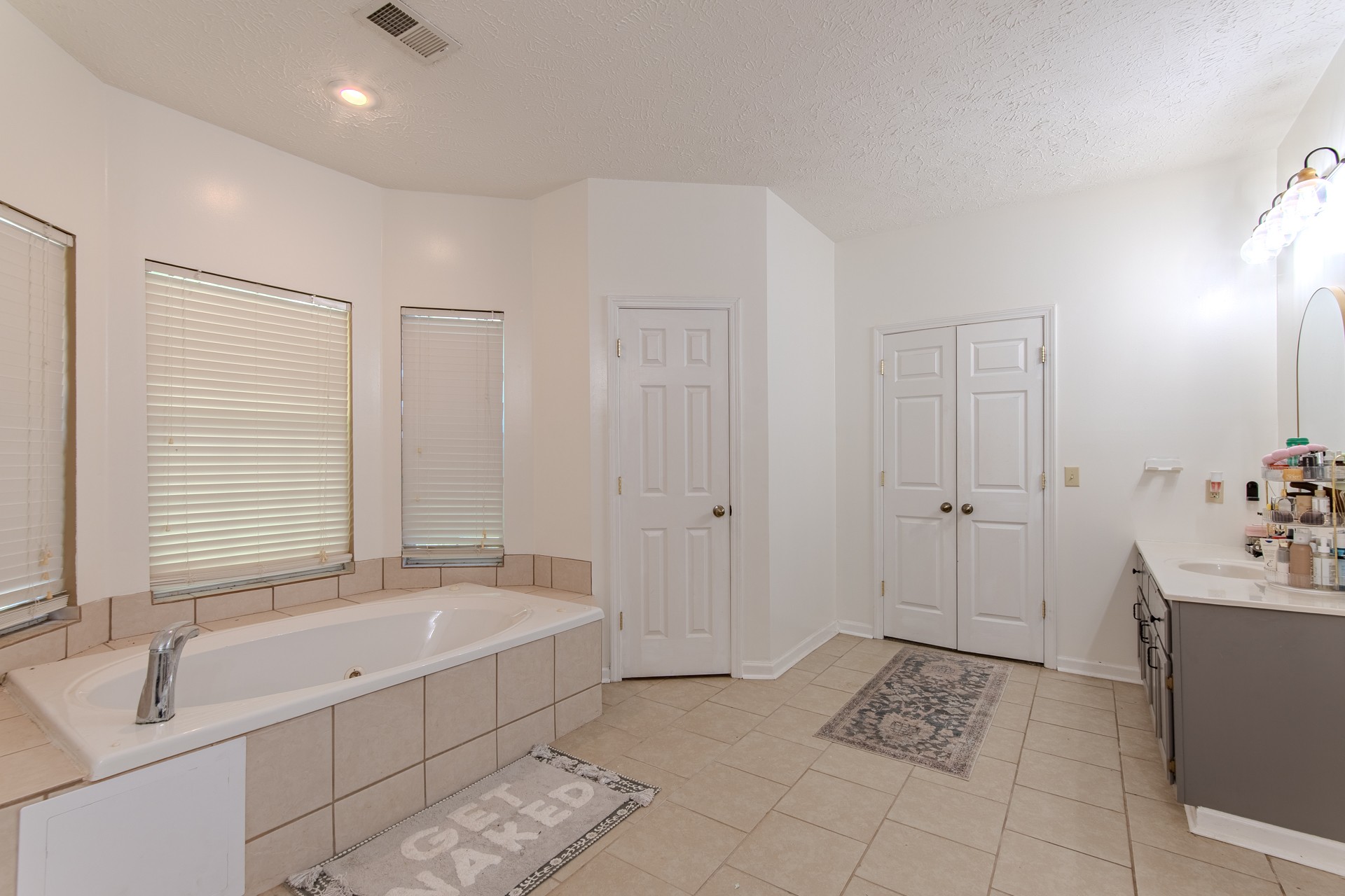 915 Cliffview Road Bolivar, TN 38008 - Photo 54 of 89 a spacious bathroom with a tub shower and mirror