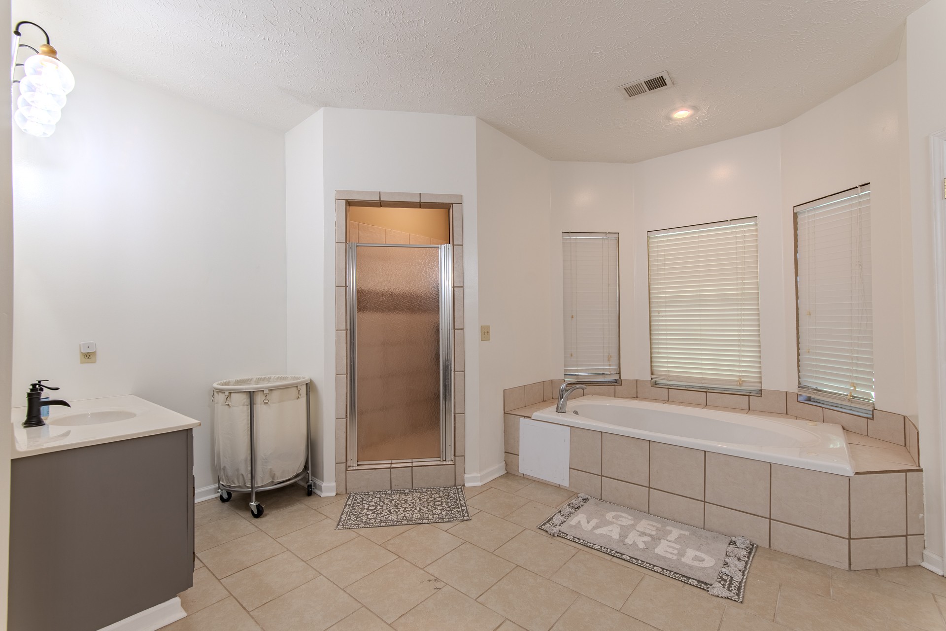 915 Cliffview Road Bolivar, TN 38008 - Photo 56 of 89 a spacious bathroom with a tub and a sink