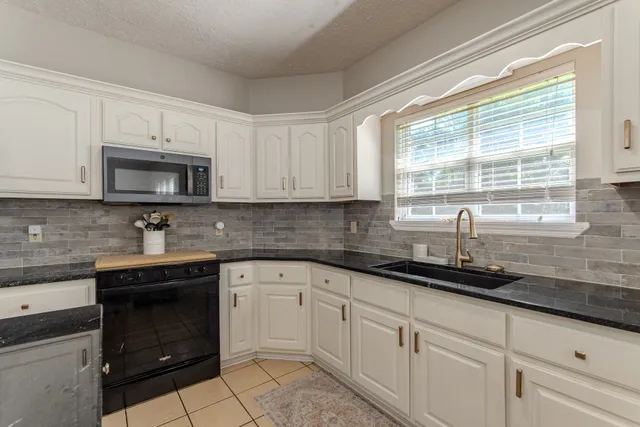 $470,000 | 915 Cliffview Road, Bolivar, TN 38008