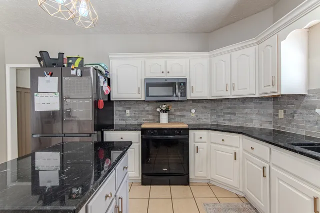 $470,000 | 915 Cliffview Road, Bolivar, TN 38008