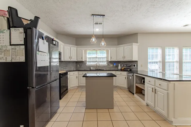 $470,000 | 915 Cliffview Road, Bolivar, TN 38008