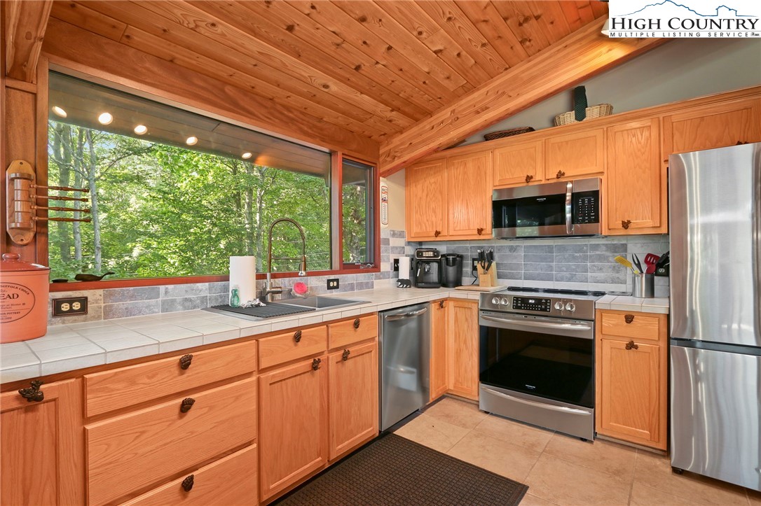 202 Upper Grouse Ridge Road Beech Mountain, NC 28604 - Photo 12 of 41