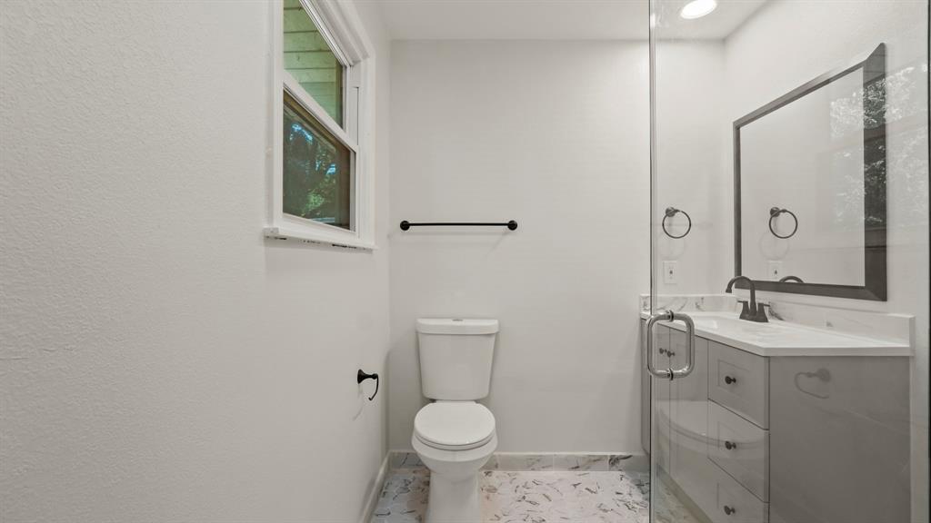 4600 Robinwood Drive Waco, TX 76708 - Photo 20 of 24 a bathroom with a toilet sink and mirror
