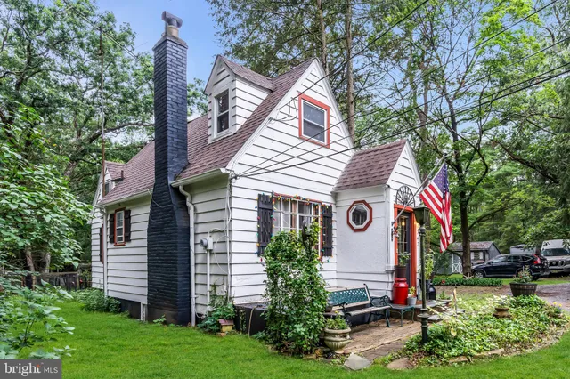 a view of a house with a yard and plants