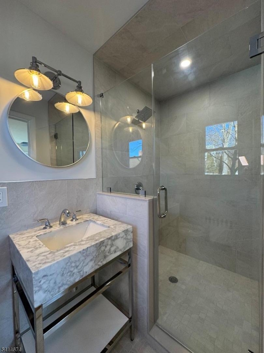 639 Oakdene Avenue Ridgefield, NJ 07657 - Photo 12 of 20