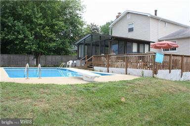 412 Ridgeview Court Arnold, MD 21012 - Photo 28 of 30 In-ground pool