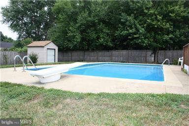 412 Ridgeview Court Arnold, MD 21012 - Photo 29 of 30 In-ground pool