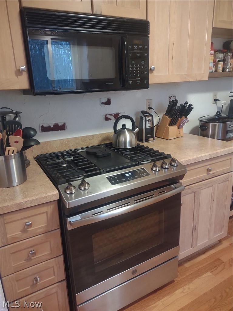 8053 Bellflower Road Mentor, OH 44060 - Photo 7 of 26 Top end Gas Stove and appliances.