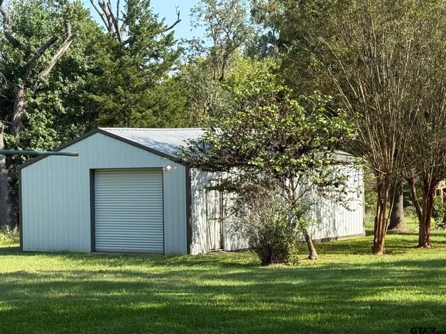 a view of a house with backyard and garden