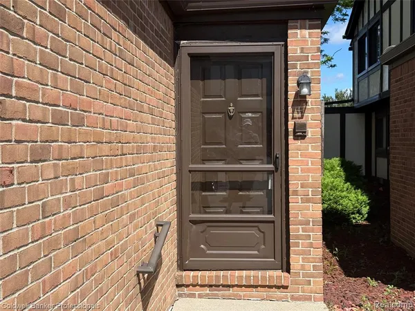 $190,000 | 309 Country Club Drive, Unit 25, St. Clair Shores, MI 48082