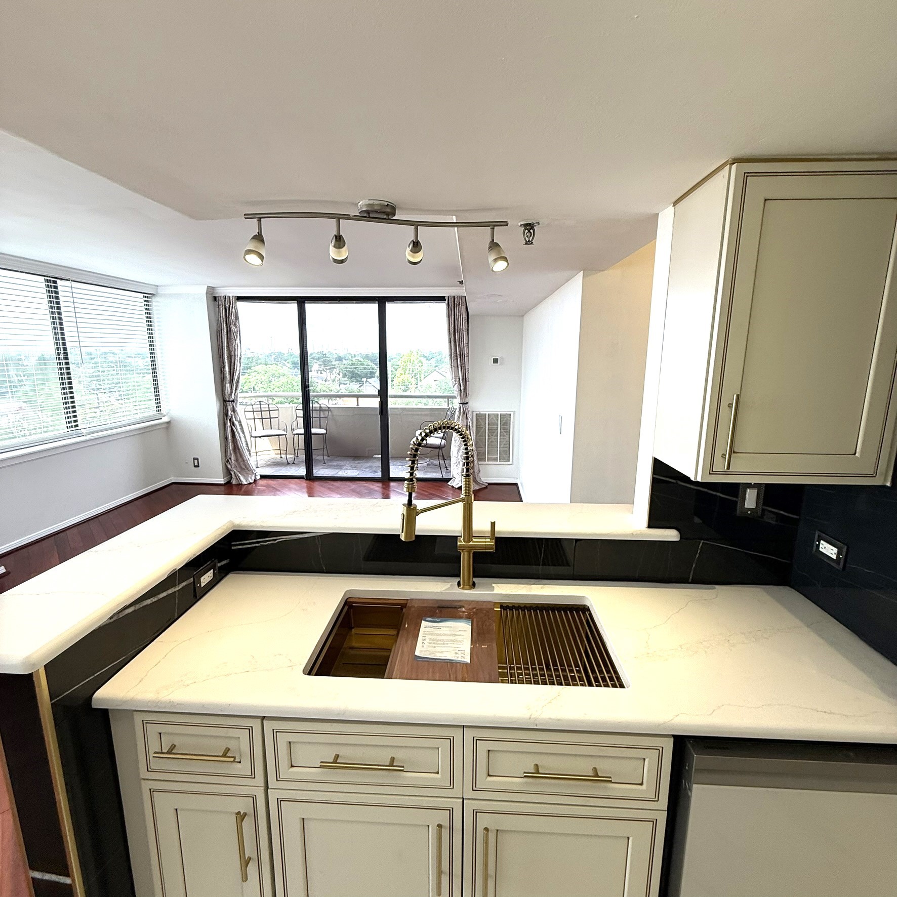 3525 Sage Road, Unit 716 Houston, TX 77056 - Photo 11 of 26 a kitchen that has a stove a sink and a microwave