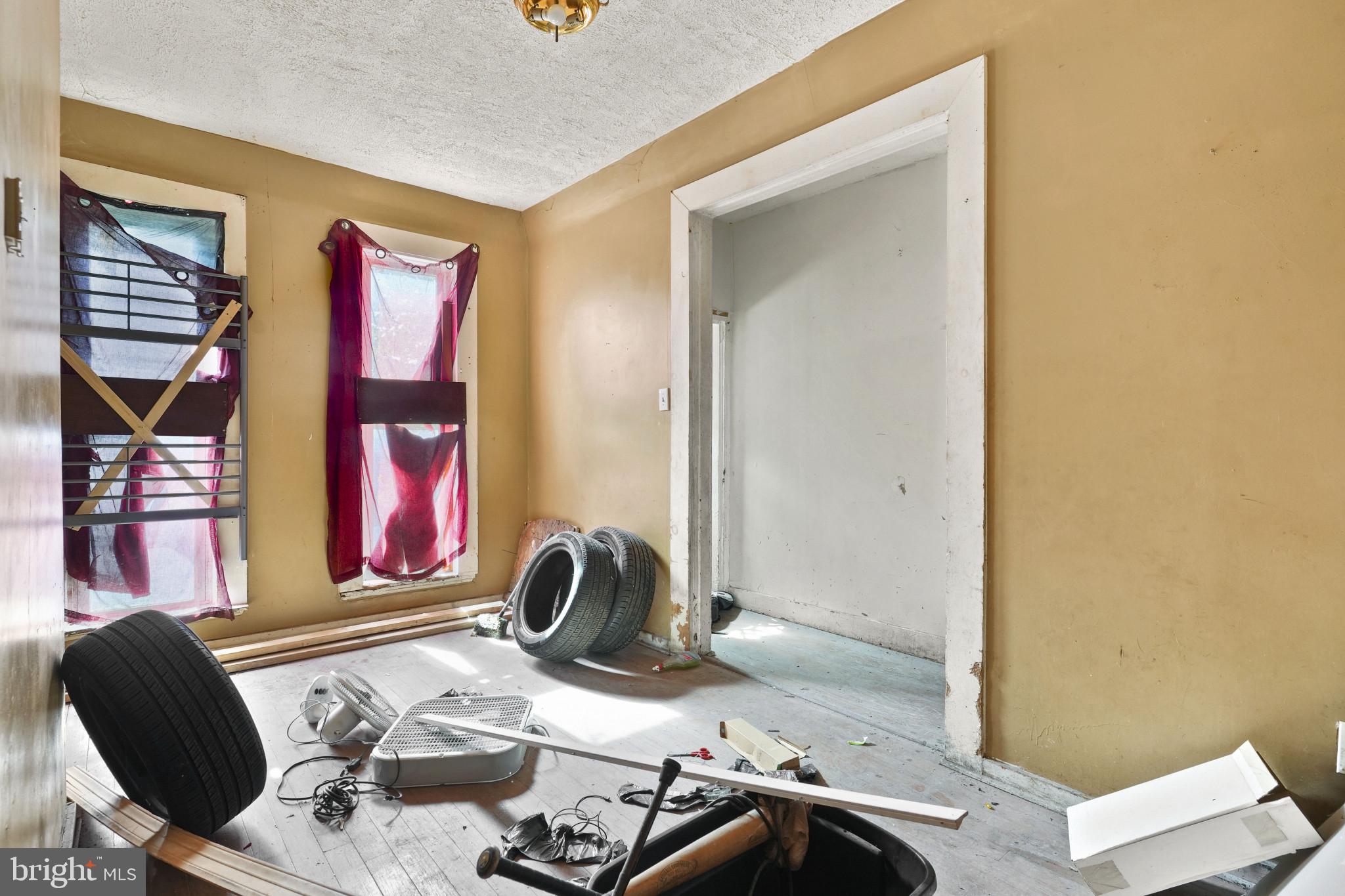 2121 Division Street Baltimore, MD 21217 - Photo 8 of 18 a room with furniture and a window