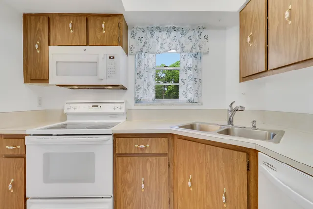 $159,900 | 18081 Southeast Country Club Drive, Unit 13125, Jupiter, FL 33469