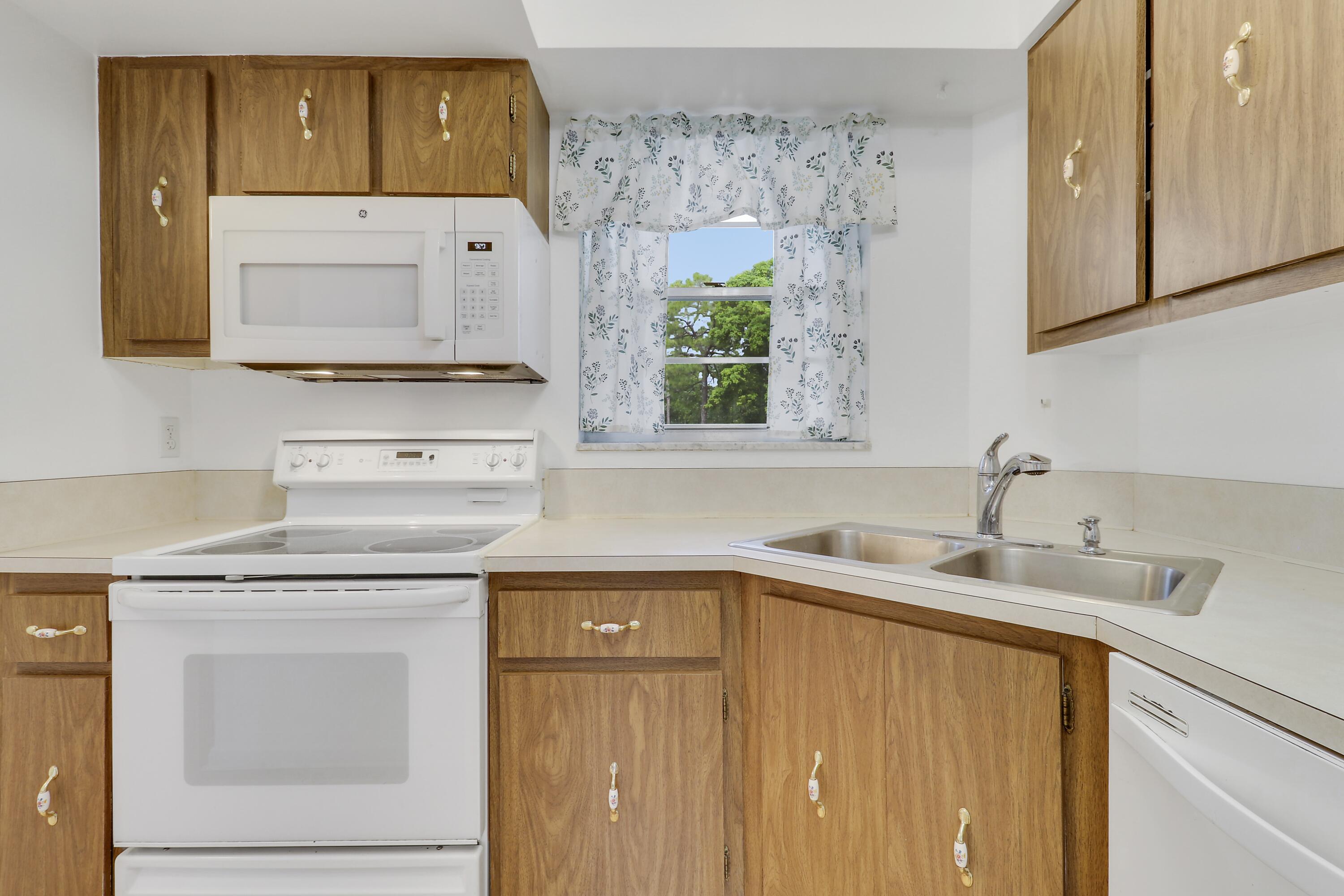 18081 Southeast Country Club Drive, Unit 13125 Jupiter, FL 33469 - Photo 10 of 33 Kitchen