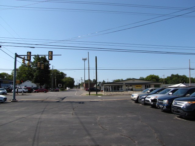 1001 West Main Street Lebanon, TN 37087 - Photo 2 of 2 a view of a street with cars