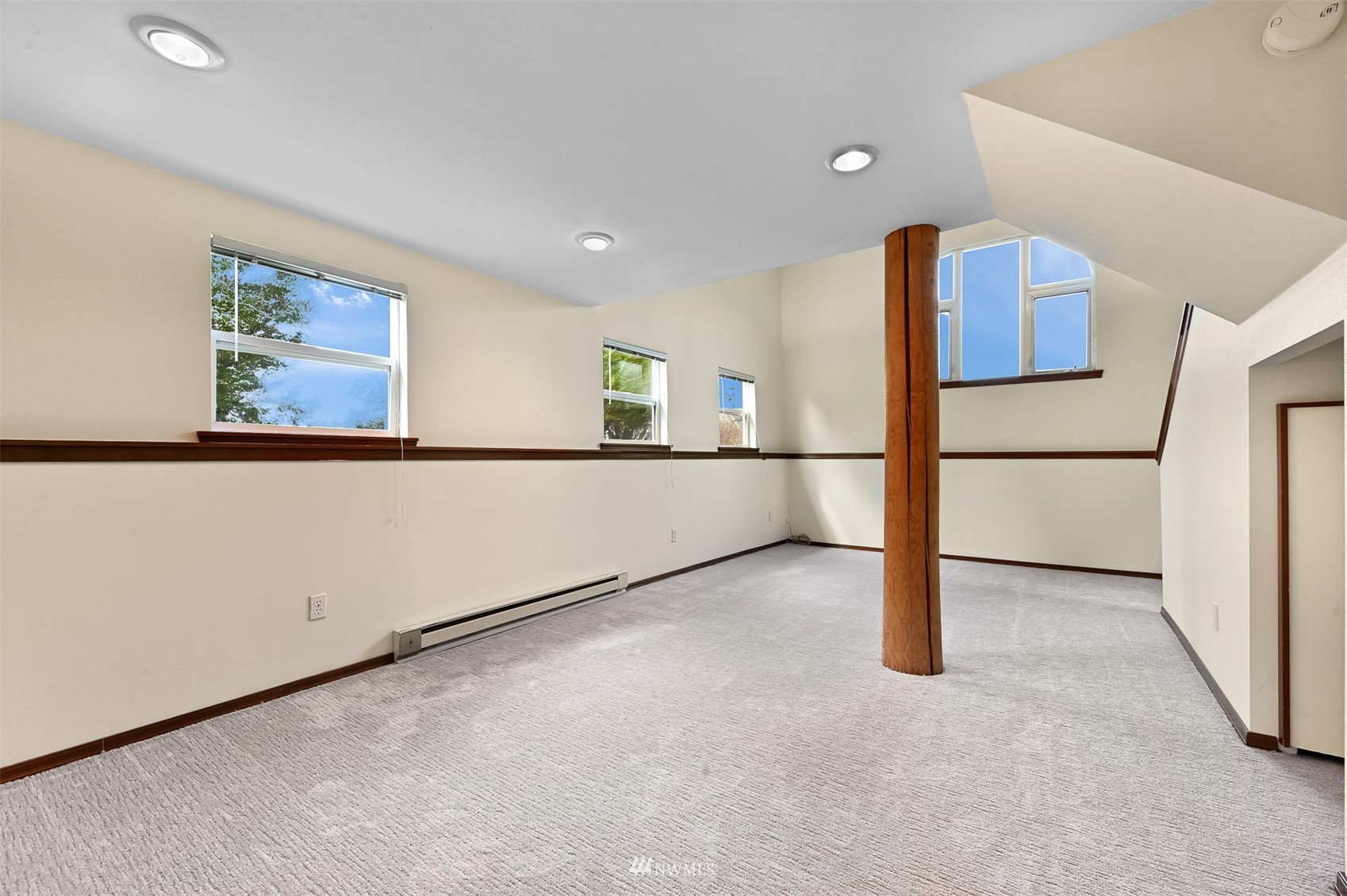 3796 Bancroft Road Bellingham, WA 98225 - Photo 32 of 38 a view of a hallway with a workspace