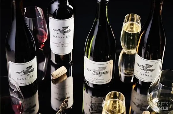 a view of a yard with plants