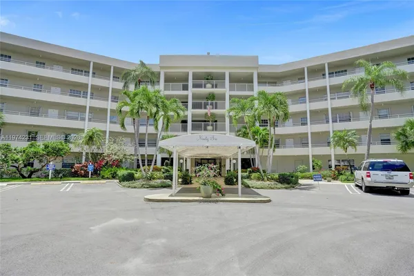 $2,200 | 805 Cypress Boulevard, Unit 512, Pompano Beach, FL 33069