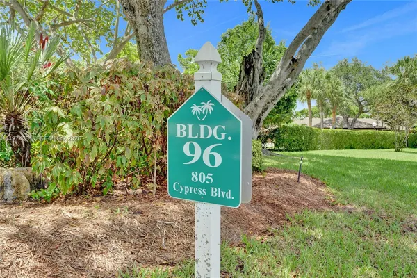 a view of a backyard with palm trees