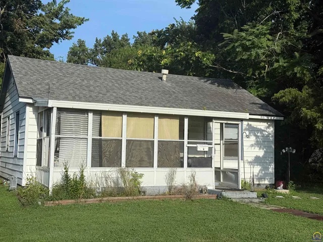 $74,900 | 1424 Northwest Van Buren Street, Topeka, KS 66608