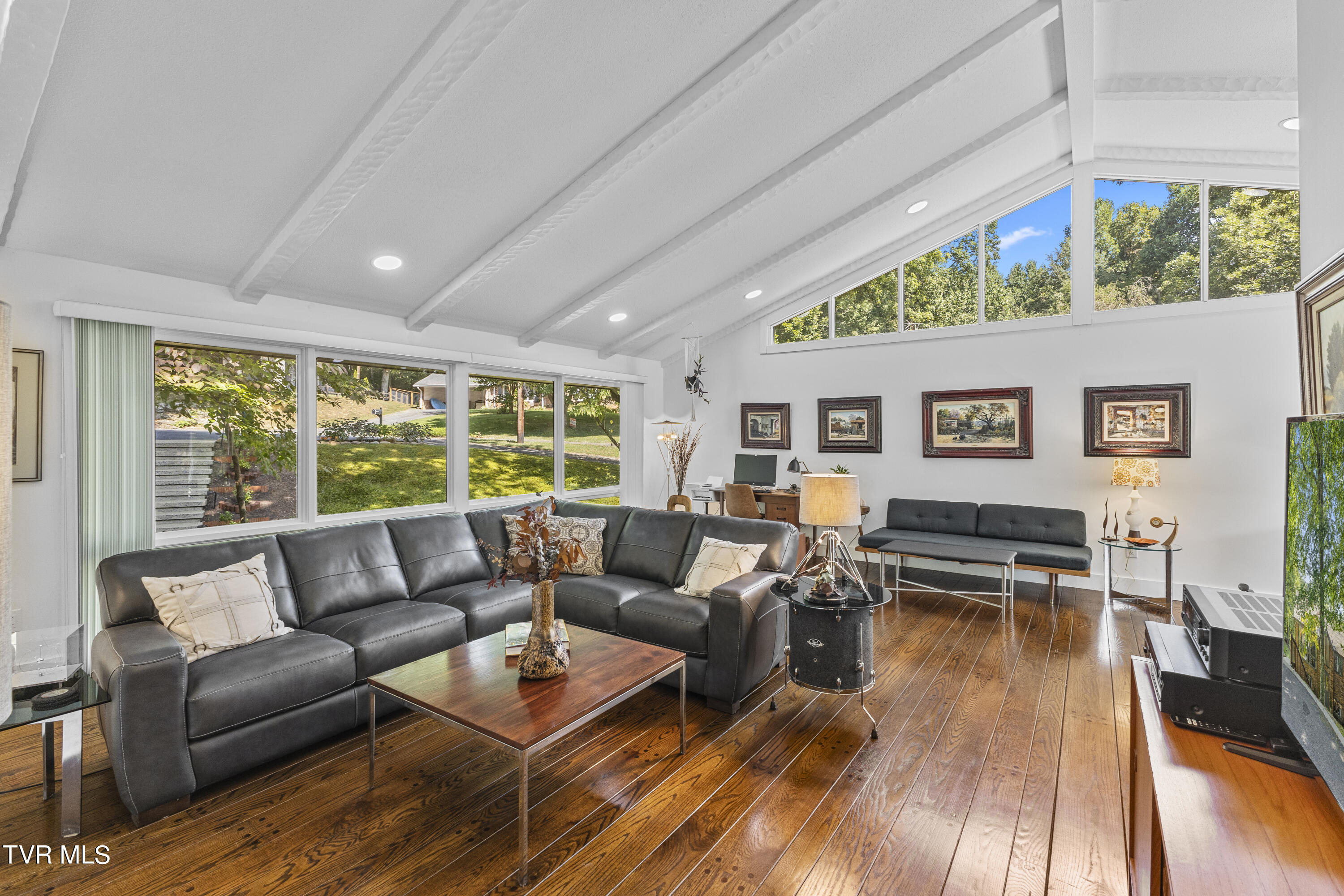 3 Beechwood Circle Johnson City, TN 37604 - Photo 5 of 66 Cathedral ceiling in living room